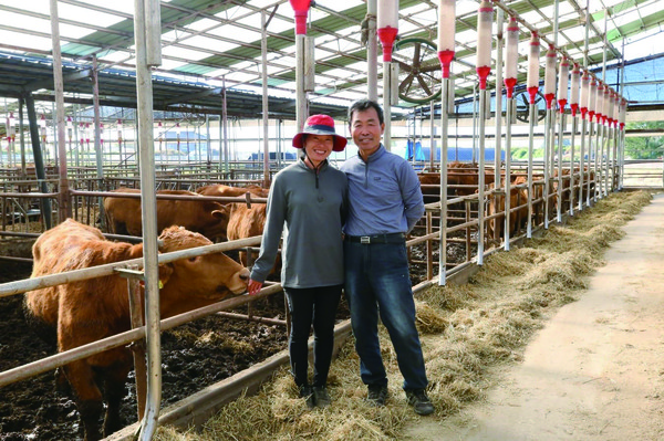 전북 김제의 유충렬 한우사랑농장 대표(오른쪽) 부부는 지난해부터 합류한 아들까지 세식구가 농장을 운영하며 성적을 향상시키고 있다.