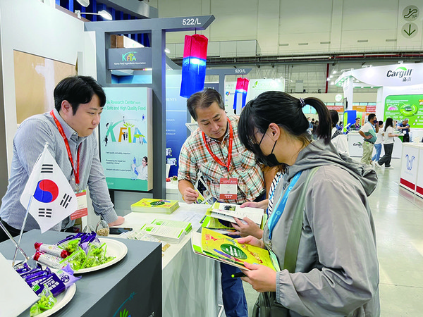 김호성 단미사료협회 과장(왼쪽에서 첫 번째)이 대만 국제축산박람회 한국관 부스에서 대만 바이어들에게 한국의 단미보조사료에 대해 설명하고 있다.