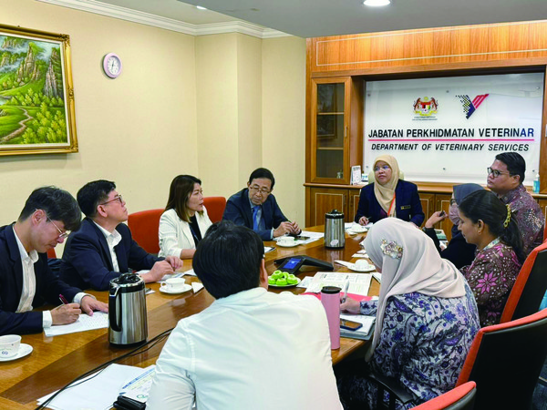이상길 단미사료협회장(왼쪽에서 네 번째)가 말레이시아 농림부 수의사무국과의 간담회에서 업무요청 등에 대한 협의를 진행하고 있다.