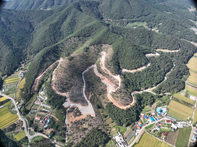경남 고성군산림조합이 경영주체로서 조성하고 있는 ‘갈모봉 선도산림경영단지’ 현장 전경