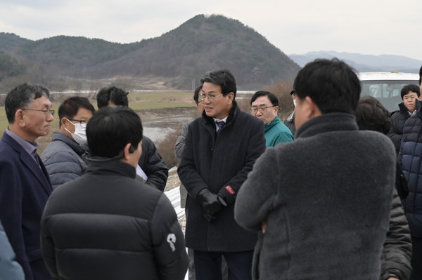 김돈곤 청양군수가 새해 첫 행보로 청남·장평면 일원을 방문해 수해 복구 상황을 점검했다.