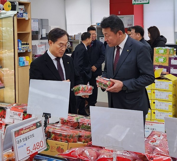 (사진 왼쪽부터)조원민 서서울농협 조합장, 김상수 농협서울본부장