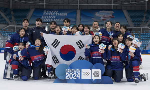 2024 강원 동계 청소년올림픽에서 은메달을 획득한 여자 아이스하키 대표팀 (출처 @ois photos)