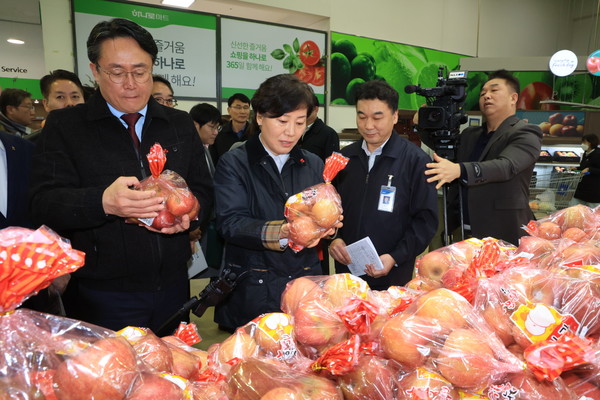 (왼쪽부터) 강도형 해수부 장관과 송미령 농식품부 장관이 양재 농협 하나로마트에서 대표 설 성수품인 사과를 살펴보고 있다.
