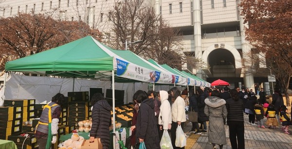 서울고등법원 직거래장터에서 많은 시민들이 우리 농축산물을 구매하고 있다.