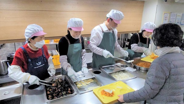 서울장애인종합복지관에서 복지시설을 이용하는 이용자와 보호자에게 배식봉사를 하고 있다.