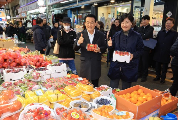송미령 농식품부 장관(오른쪽)이 충남 논산시 화지중앙시장을 찾아 설 선물로 우리 농축산물을 애용해줄 것을 홍보하고 있다.
