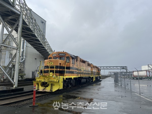 AGP는 5개주에 10개의 대두가공공장을 갖고 있다. 사진은 내륙간 수송열차로 대두 등 곡물을 수송한다.