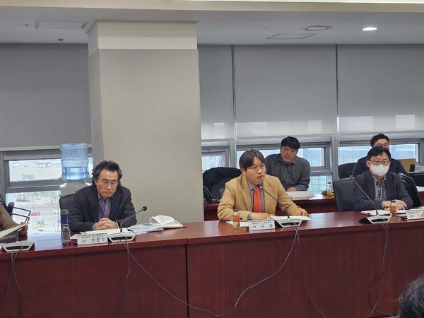  ‘제2차 충남도 대기환경관리 시행계획(2025-2029)’ 수립 용역 착수 보고회를 진행하고 있는 구상 도 기후환경국장(가운데)