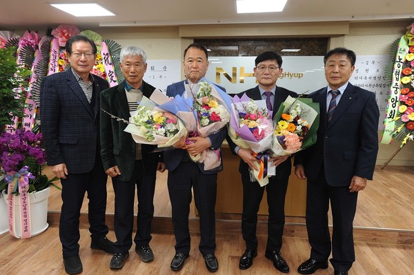 정기총회에서 연임에 성공한 황보승 사외이사(오른쪽에서 세번째)와 김용희 상임이사(오른쪽에서 두번째)가 기념촬영을 하고 있다.