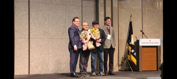 박용호 국가수의자문회의 의장(왼쪽에서 두 번째)이 수의사대상을 수상하고 기념사진을 촬영하고 있다.