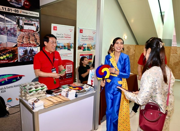 이용록 홍성군수가 지난 28일 아시아 축제 도시컨퍼런스 홍보 부스에서 관광객에게 김을 나눠주며 홍보하는 모습.