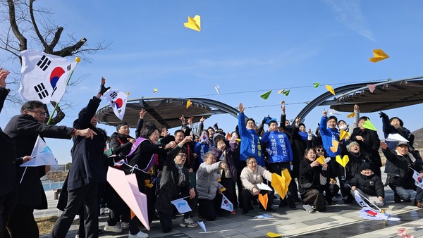‘‘제105주년 3.1절 세종시민대회’ 참가자들이 '평화의 길로 나아가는 대한민국을 바라는 염원‘을 담아 종이비행기를 힘차게 날렸다.