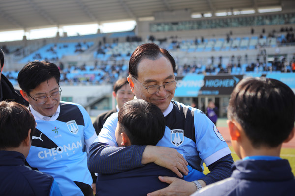FC 구단주인 박상돈ㅊ 천안시장이 10일 천안종합운동장에서 열린 홈개막전에 참석해 선수들을 격려하고 있다.