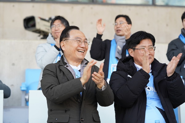 박상돈 천안시장과 정도희 천안시의장이 선수들을 응원하고 있다.