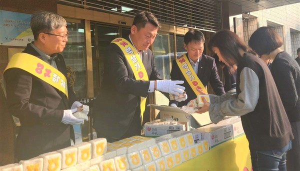 정현범 본부장(왼쪽)과 김상수 본부장(가운데)이 백설기데이를 맞아 서울시교육청 직원과 시민들에게 백설기를 나눠주고 있다.