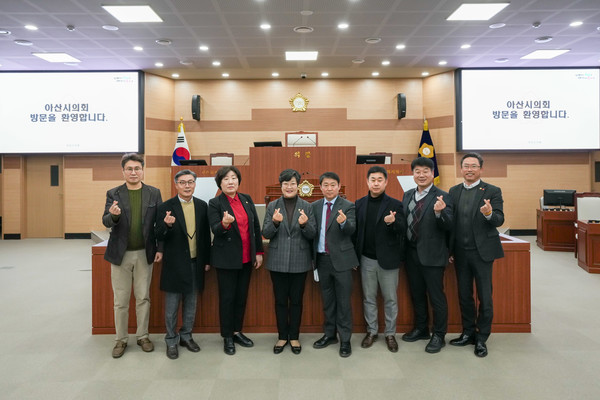 아산시의회(의장 김희영)는 14일 오후 의회동 4층 의장실에서 효율적인 의회 청사 건립의 방향성을 높이기 위해 방문한 군산시의회 관계자들과 간담회를 가졌다.