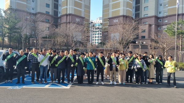 천안교육지원청(교육장 이병도)은 제79회 식목일을 기념해 15일 오전 전직원이 참여한 가운데 '푸르고 행복한 청렴 일터 가꾸기'를 진행했다.