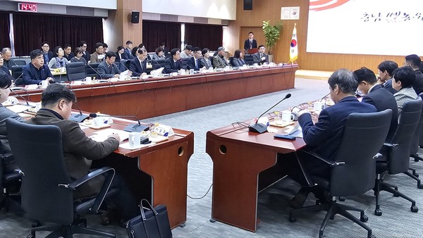 충남쎈농위원회의 농업·농촌 및 식품산업 발전계획 수립을 위한 연구용역 최종보고회가 19일 충남도청 대회의실에서 열렸다.