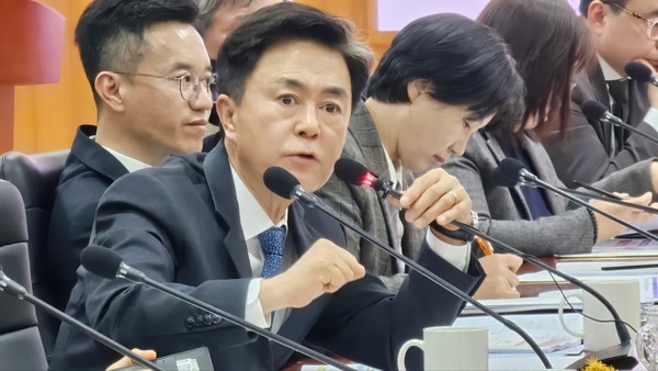 김태흠 충남지사가 19일 청내 대회의실에서 열린 충청남도 농업·농촌 및 식품산업 발전계획 수립을 위한 연구용역 최종보고회에서 모두발언을 하고 있다