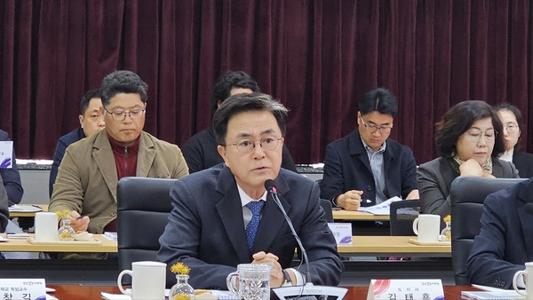 김태흠 충남지사가 19일 청내 대회의실에서 열린 충청남도 농업·농촌 및 식품산업 발전계획 수립을 위한 연구용역 최종보고회에서모두발언을 하고 있다.