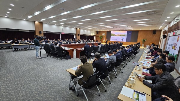 최종 용역보고 발표를 맡은 전환랩생생협동조합 장민기 이사장이 발표를 하고 있다.