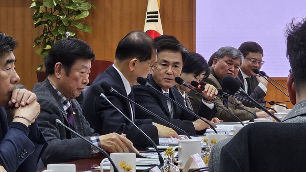 토론회 중 김태흠 충남지사와 김창길 공동위원장이 의견을 나누고 있다.