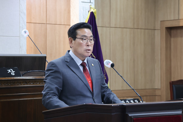  장재석 홍성군 부의장이 5분 자유발언을 하는 모습.