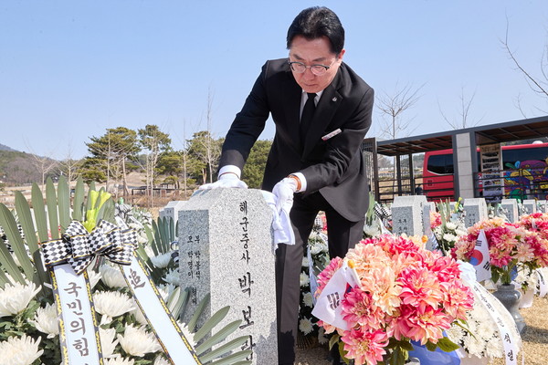 전사자 묘역을 시장 등은 찾은 박 국토수호를 위해 고귀한 생명을 희생한 호국영령의 넋을 기렸다.