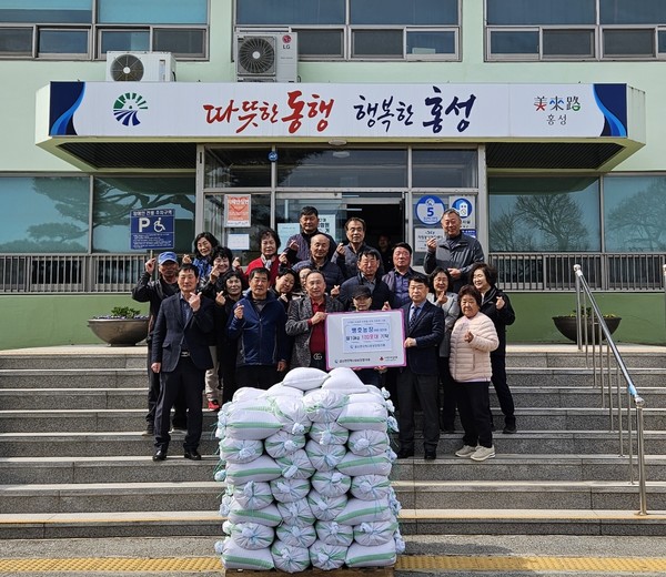  지난 22일 맹호 농장 임인자 대표는 사랑의 쌀 10kg 100포대(250만 원 상당)를 결성면 행정복지센터에 기탁했다