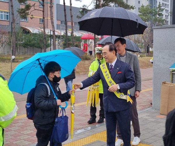 박상돈 천안시장은 28일 천안가람초등학교 등굣길 주변에서 스쿨존 교통안전 캠페인을 진행하고 있다.