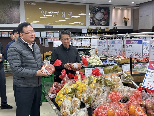 박서홍 신임 농업경제대표이사(오른쪽)이 남서울농협 하나로마트에 방문하여 농축산물 특별 할인행사 현장을 순람하고 있다.