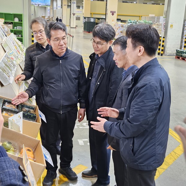 박서홍 신임 농업경제대표이사(왼쪽 2번째)가 안성농식품물류센터를 찾아 농협 우수 농산물에 대한 설명을 듣고 있다.