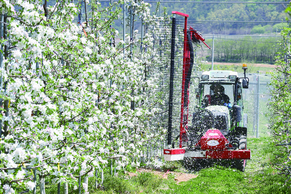 과수 저온피해 방지를 위한 스마트재배기술에 대한 연구개발이 추진되고 있다. 사진은 스마트재배관리를 위한 사과 꽃 속기 기계화 시스템.