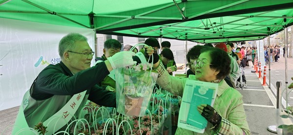 강대재 산림조합중앙회 사업대표이사가 내 나무 캠페인에서 시민들에게 