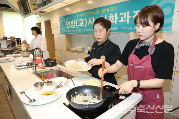수산물 소비촉진과 국민건강증진, 환경보호 등을 위해 수산물 식생활교육 인프라를 갖춰야 한다는 주장이 제기되고 있다. 사진은 수협중앙회가 개최한 학교급식 수산물 쿠킹클래스에서 영양교사들이 수산물을 조리하고 있는 모습.