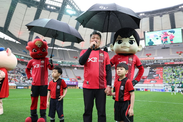 손세희 한돈자조금 위원장이 관중과 선수들에게 응원과 격려의 말을 전하고 있다.