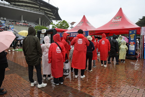 관람객들이 한돈 테이블 컬링 이벤트에 참여하기 위해 줄을 서고 있다.