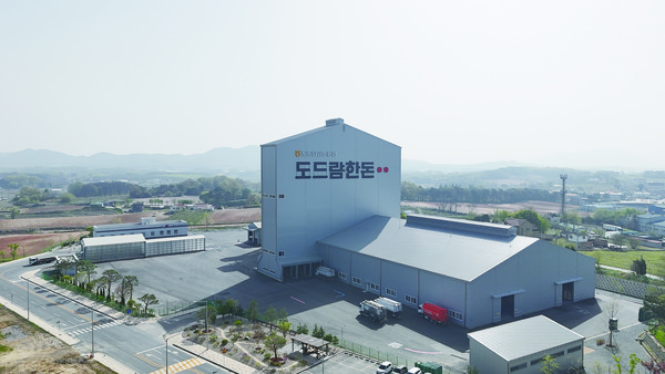 이천공장 -전경, 2만5682.7㎡ 부지에 제조시설(5810,5㎡)과 부대시설(1286.9㎡)을 갖췄다.