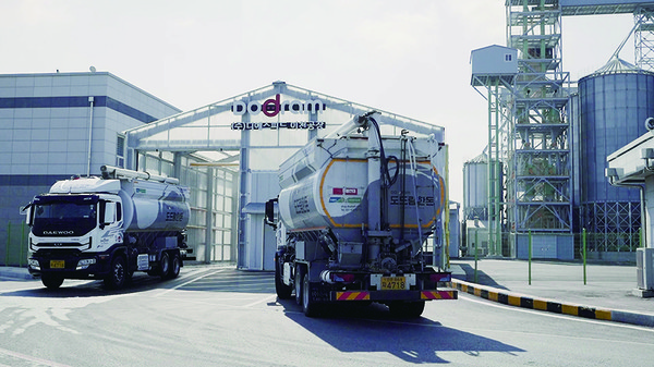 소독을 앞둔 입·출고 차량 모습.