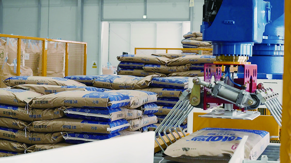 공장 내부 자동화된 사료 생산 모습.