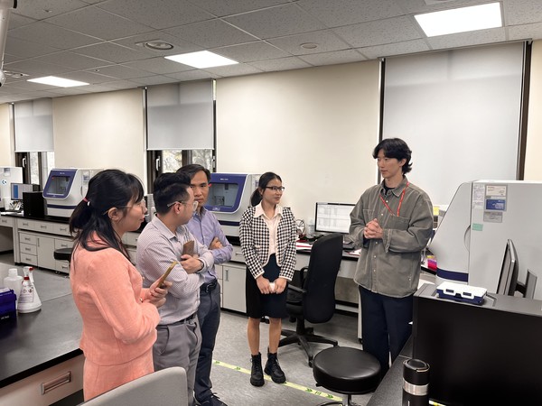 DNA 분석실 견학 모습.