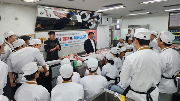 이번 특강에선 학생들의 실기 능력 향상에 필수적인 발골과 정형 방법 등을 현장에서 자세히 배울 수 있는 시간이 마련됐다.