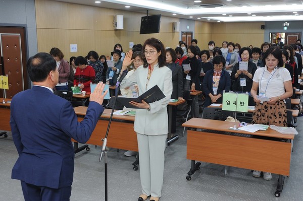 입학생 대표가 나눔과 상생의 가치 실천을 다짐하는 입학선서를 하고 있다.