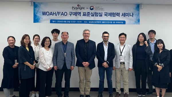 단체 기념 촬영 모습.