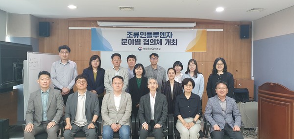 단체 기념 촬영 모습.