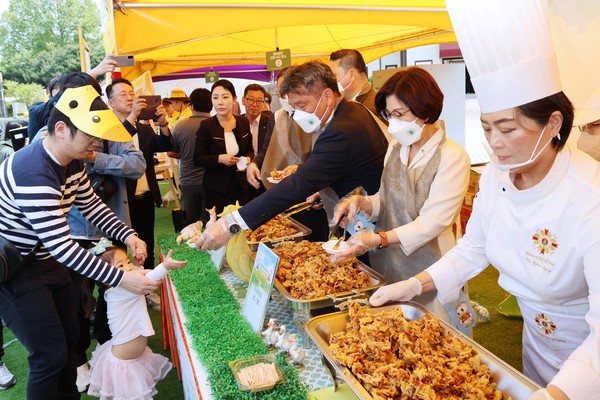 내빈들이 안성팜랜드를 찾은 시민들에게 오리후라이드를 나눠주고 있다. 