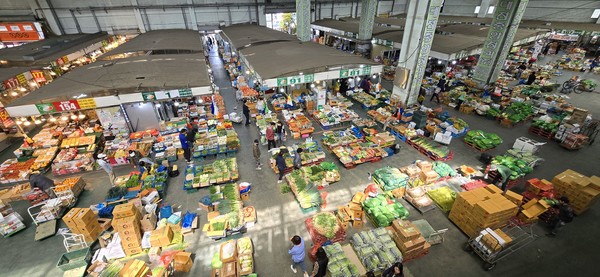 지난 1일 방문한 노은도매시장 경매장은 오후 1시가 넘은 시간에도 소매 판매를 위한 농산물이 가득했다.