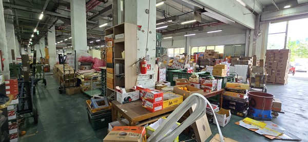 경매장 뒤쪽 하역 공간에는 허가받지 않은 시설물과 적재물이 가득했다.