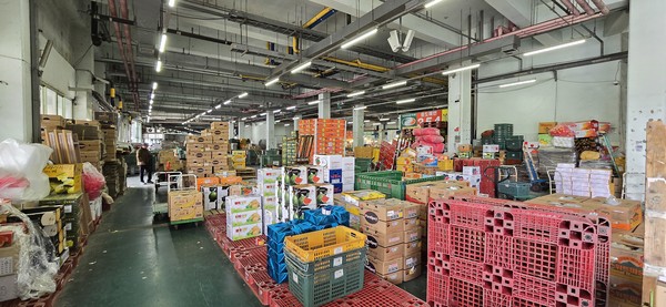 하역장에 가득 찬 물건들은 출하 상품의 하차와 이동에 큰 방해가 되고 있다.